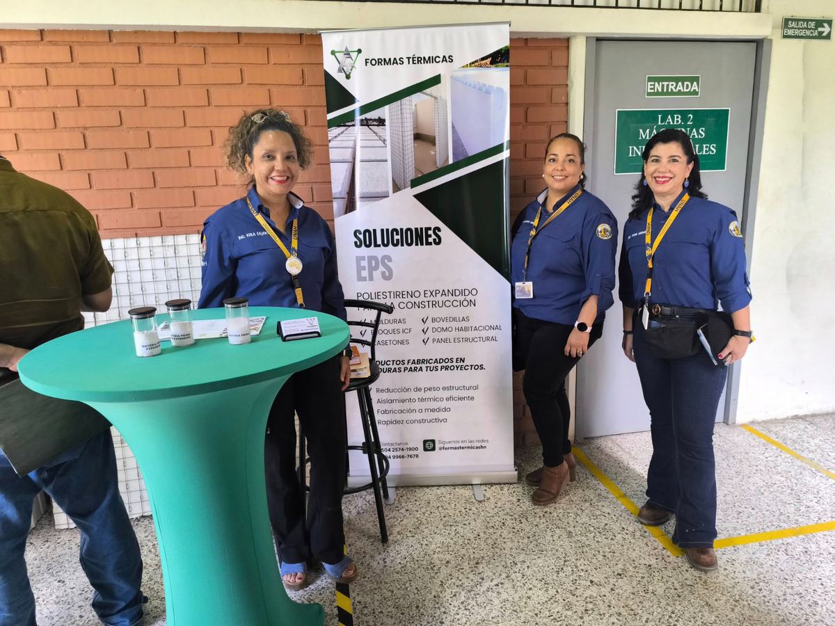 Msc. Ing. Keila Fajardo, Msc. Ing. Janania Viana y Msc. Ing. Tania Hernandez junto al stand de Formas Térmicas en Civil Fest de UNAH Campus Cortés.