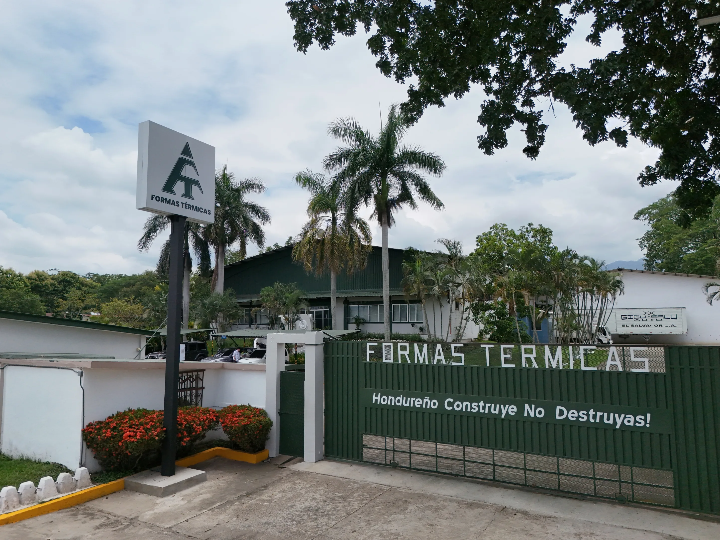 Fachada de la planta de Formas Térmicas en Cofradía, Cortés